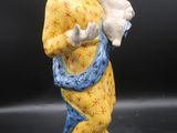 figurine représentant une femme tenant un oiseau sur fond noir