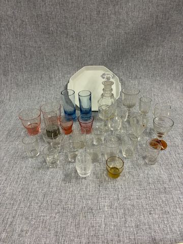Ensemble de petits verres dépareillés et petit plateau porcelaine