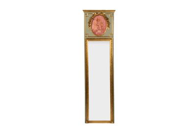 une image représentant un miroir au cadre doré et le portrait d'une femme