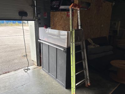 une échelle appuyée contre un mur dans un garage