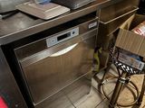 une cuisine équipée d'un plan de travail en inox et d'un lave-vaisselle