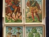 quatre cartes dans une boîte sur laquelle figure l'image d'un homme à cheval
