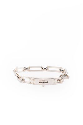 un bracelet en argent avec une barre sur le côté