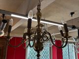un lustre suspendu au plafond d'une salle à manger
