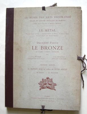 un vieux livre ouvert sur une table