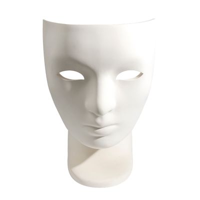 une image représentant un masque blanc sur fond blanc