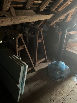 un tas de bois posé par terre dans une pièce