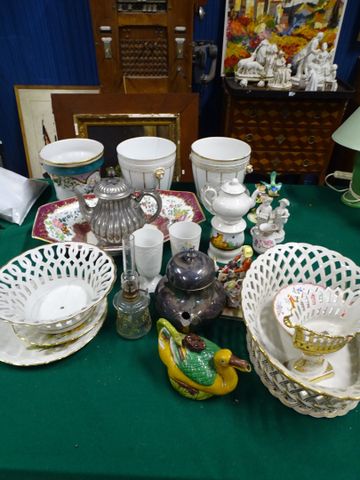 Lot de cache pots porcelaine (fèl), panières porcelaine ajourée, ...