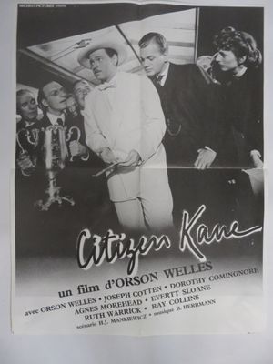 une vieille photo en noir et blanc représentant une affiche de cinéma sur laquelle figure un homme tenant un parapluie