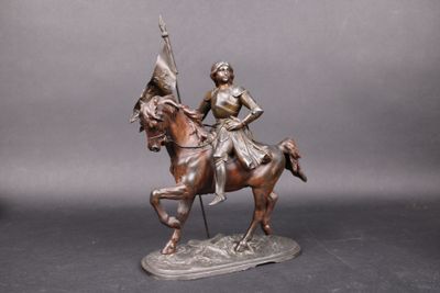 statue en bronze représentant un homme à cheval, avec un drapeau sur le dos