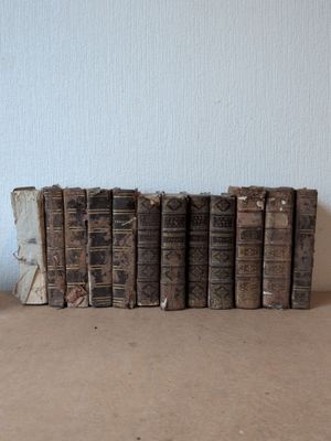 plusieurs vieux livres sont empilés sur une table