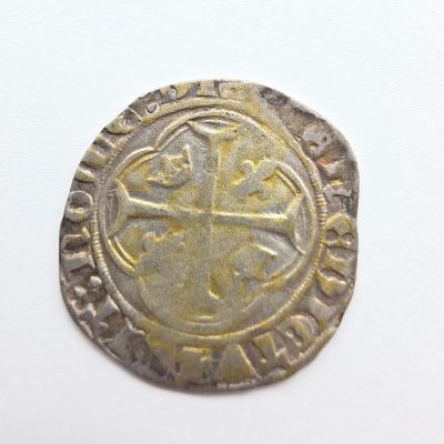 Gros plan sur une pièce de monnaie portant une croix