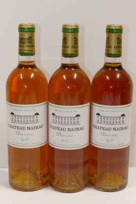 trois bouteilles de vin posées l'une à côté de l'autre sur une table