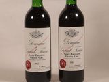 deux bouteilles de vin rouge posées l'une à côté de l'autre sur une table