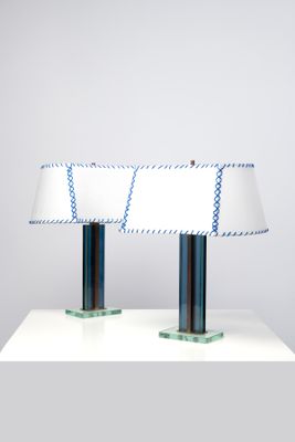deux lampes posées sur une table blanche, avec un abat-jour bleu et blanc
