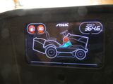 une photo d'une voiture sur laquelle est collé un autocollant