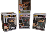 Trois figurines Funko Pop en vinyle sont présentées dans un présentoir.