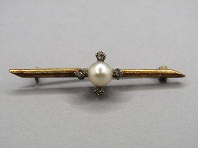 un gros plan d'une broche ornée d'une perle
