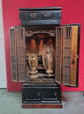une statue d'ange à l'intérieur d'un meuble en bois