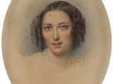 portrait d'une femme en robe blanche, aux cheveux bouclés et aux yeux bleus