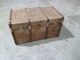 une vieille valise posée sur le sol d'une pièce