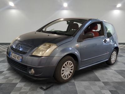 la photo d'une petite voiture bleue garée dans un garage