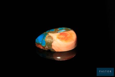 une image d'une bague ornée d'une pierre bleue et orange