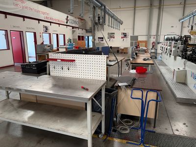 une pièce où se trouvent de nombreuses machines et tables