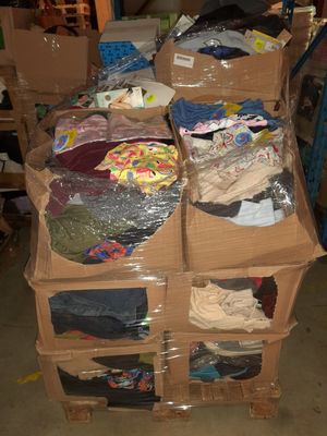 de nombreux cartons de vêtements posés sur une palette