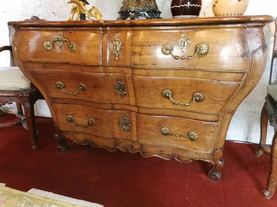 Une commode en merisier dite tombeau à 4 tiroirs en façade e…