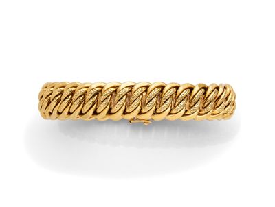 une bague en or jaune ornée d'un motif de corde torsadée