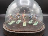 figurines représentant des hommes à cheval, placées sous un dôme en verre sur un socle en bois