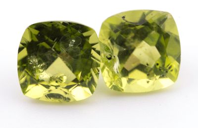 une paire de pierres précieuses en quartz jaune, taille coussin, sur fond blanc