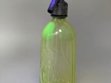 une bouteille en verre vert munie d'un bouchon noir