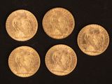 quatre pièces d'or sur lesquelles figure l'effigie d'une femme