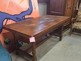 une table en bois sur laquelle est posé un tableau, dans une pièce