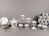 un assortiment d'assiettes, de tasses et de soucoupes en porcelaine