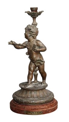 une image représentant la statue d'un garçon tenant une bougie sur un socle