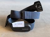 une ceinture noire munie d'une étiquette et d'une télécommande