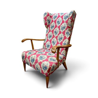 une chaise rembourrée dont l'assise est recouverte d'un tissu à motifs roses et bleus