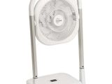 un ventilateur blanc posé sur un pied métallique