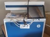 une imprimante posée sur une boîte, elle-même posée sur un bureau