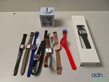 un grand nombre de montres posées sur une table