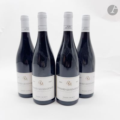 trois bouteilles de vin rouge sont alignées sur une surface blanche