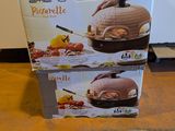 deux boîtes de gâteaux posées par terre l'une à côté de l'autre