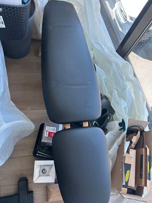 un siège noir à l'arrière d'une camionnette