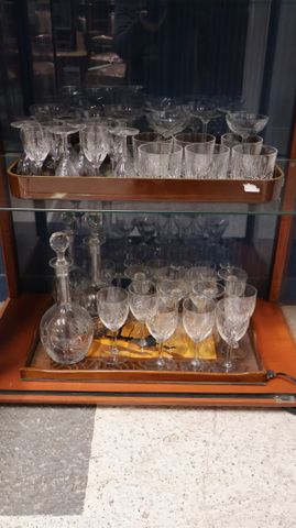 Service de verres en cristal : 12 verres à eau, 12 verres à vin, ...