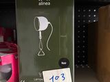 une boîte munie d'une lampe, posée sur une étagère