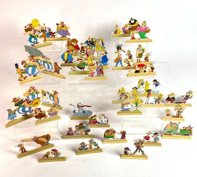 de nombreuses figurines Disney exposées dans une vitrine