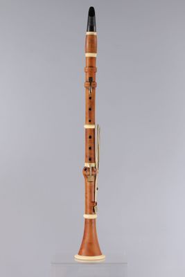 une clarinette en bois avec une partie supérieure noire et un corps blanc